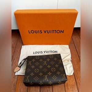 Louis Vuitton Toiletry 19 - Monogram